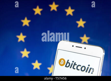 Hong Kong. Xxi Aprile, 2019. In questa foto illustrazione un cryptocurrency contante elettronico Bitcoin logo è visibile su un androide dispositivo mobile con la bandiera dell'Unione europea in background. Credito: Budrul Chukrut SOPA/images/ZUMA filo/Alamy Live News Foto Stock