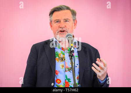 Marble Arch, Londra, Regno Unito. 22 apr, 2019. Barry Gardiner, MP, il partito laburista, membro del Parlamento per il Brent a nord, parla sul palco in una coloratissima eco-ispirato bee-e-insetto shirt design.Gli attivisti ancora una volta protestare pacificamente in gran parte sotto il sole a Marble Arch. Gli attivisti sono stati torna a Marble Arch - il solo Met-sanzionato spazio di protesta - Lunedì, come attivisti si sono incontrati per pianificare la settimana in anticipo. Il Marbe Arch sito include una grande area di tendoni per i manifestanti per dormire e di riposo. Credito: Imageplotter/Alamy Live News Foto Stock