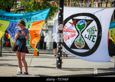 Marble Arch, Londra, Regno Unito. 22 apr, 2019. Gli attivisti ancora una volta protestare pacificamente in gran parte sotto il sole a Marble Arch. Gli attivisti sono stati torna a Marble Arch - il solo Met-sanzionato spazio di protesta - Lunedì, come attivisti si sono incontrati per pianificare la settimana in anticipo. Il Marbe Arch sito include una grande area di tendoni per i manifestanti per dormire e di riposo. Credito: Imageplotter/Alamy Live News Foto Stock