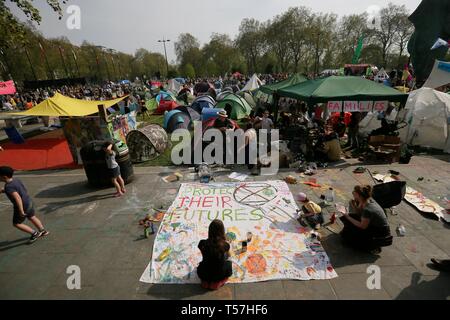 (190422) -- Londra, 22 aprile 2019 (Xinhua) -- persone banner di vernice durante il cambiamento climatico dimostrazione a Marble Arch a Londra, in Gran Bretagna, il 22 aprile 2019. Manifestanti organizzati dalla ribellione di estinzione qui riuniti lunedì impegnativa azione sul cambiamento climatico. (Xinhua/Tim Irlanda) Foto Stock