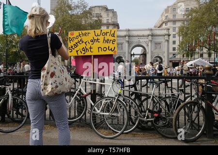 (190422) -- Londra, 22 aprile 2019 (Xinhua) -- una donna scatta una foto di un segno durante il cambiamento climatico dimostrazione a Marble Arch a Londra, in Gran Bretagna, il 22 aprile 2019. Manifestanti organizzati dalla ribellione di estinzione qui riuniti lunedì impegnativa azione sul cambiamento climatico. (Xinhua/Tim Irlanda) Foto Stock