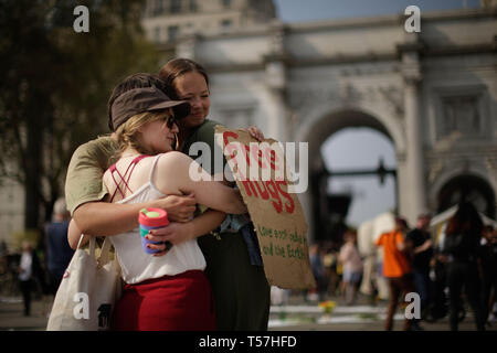 (190422) -- Londra, 22 aprile 2019 (Xinhua) -- persone abbracciarsi durante il cambiamento climatico dimostrazione a Marble Arch a Londra, in Gran Bretagna, il 22 aprile 2019. Manifestanti organizzati dalla ribellione di estinzione qui riuniti lunedì impegnativa azione sul cambiamento climatico. (Xinhua/Tim Irlanda) Foto Stock