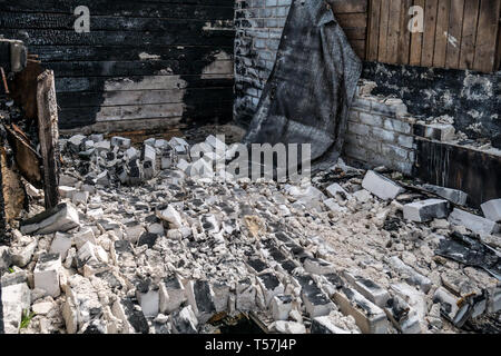 Distruzione dopo un incendio in casa Foto Stock
