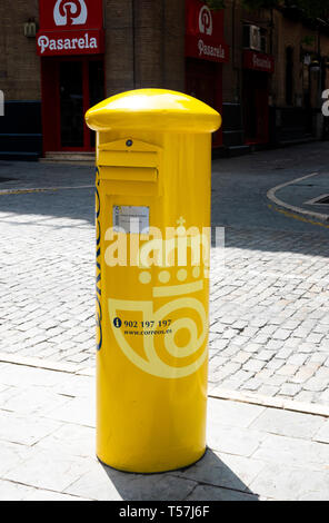 Una spagnola letterbox su una strada di Siviglia Foto Stock