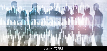 Candele diagramma grafico stock trading investimento finanza aziendale concetto mixed media doppia esposizione schermo virtuale. Foto Stock