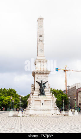 Piazza Restauradores e restauratori monumento (riacquistato l'indipendenza dalla Spagna), Avenida da Liberdade, Lisbona, Portogallo Foto Stock