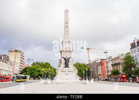 Piazza Restauradores e restauratori monumento (riacquistato l'indipendenza dalla Spagna), Avenida da Liberdade, Lisbona, Portogallo Foto Stock