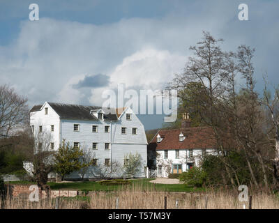 Bures Mill House grand vecchio edificio della bellissima natura; Bures; Suffolk; Inghilterra; Regno Unito Foto Stock