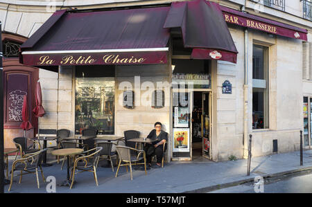 Il tradizionale caffè francese La Petite Chaise situato sul boulevard Beaumarchais , Parigi, Francia. Foto Stock
