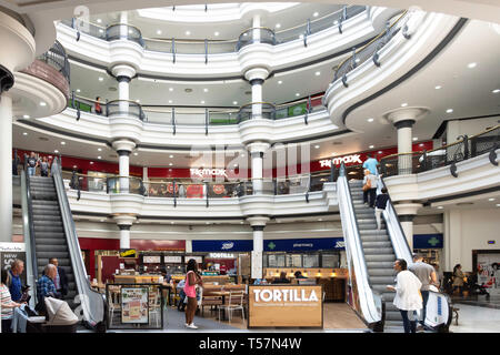 Interno del St George's shopping centre, St rna Road, Harrow, London Borough di Harrow, Greater London, England, Regno Unito Foto Stock