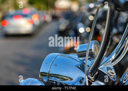 Potente e bella moto. Motocicli e accessori in una moderna motocicletta archivio personalizzato. Biker roba. Foto Stock