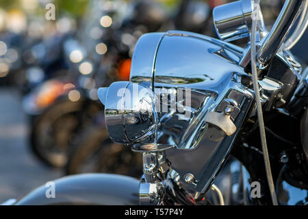 Potente e bella moto. Motocicli e accessori in una moderna motocicletta archivio personalizzato. Biker roba. Foto Stock