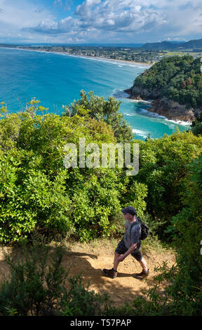 Escursionista sul sentiero in Orokawa riserva paesaggistica, Waihi Beach, Baia di Planty, Isola del nord, Nuova Zelanda Foto Stock