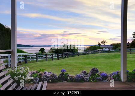 Vista dal portico di casa al tramonto, Athenree, Baia di Planty, Isola del nord, Nuova Zelanda Foto Stock