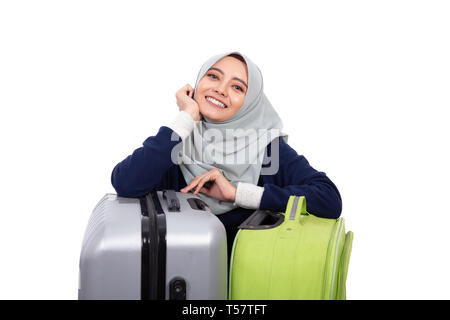 Sorridente donna asiatica con suitccase Foto Stock