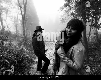 Turista nella nebbia Foto Stock