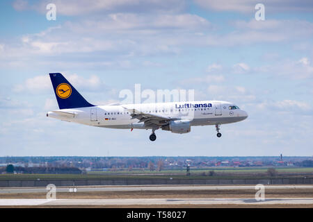 Kiev, Ucraina - 17 Marzo 2019: Lufthansa Airbus A319 di atterraggio su una giornata di sole Foto Stock
