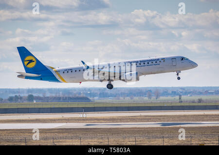 Kiev, Ucraina - 17 Marzo 2019: Ukraine International Airlines Embraer ERJ-190 sul breve approdo finale in aeroporto Foto Stock