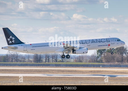 Kiev, Ucraina - 17 Marzo 2019: Turkish Airlines Airbus A321 in Star Alliance livrea nella breve approdo finale in aeroporto Foto Stock