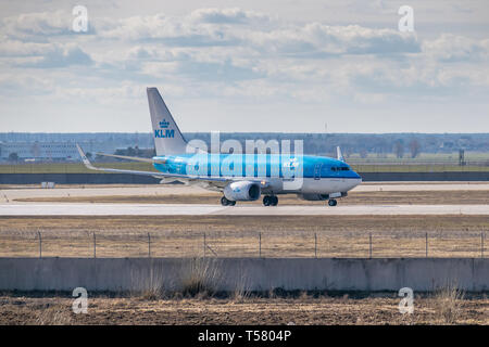 Kiev, Ucraina - 17 Marzo 2019: KLM Boeing 737-800 di rullaggio sulla pista dell'aeroporto Foto Stock