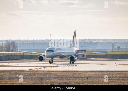 Kiev, Ucraina - 17 Marzo 2019: Lufthansa Airbus A320 di rullaggio sulla pista dell'aeroporto Foto Stock
