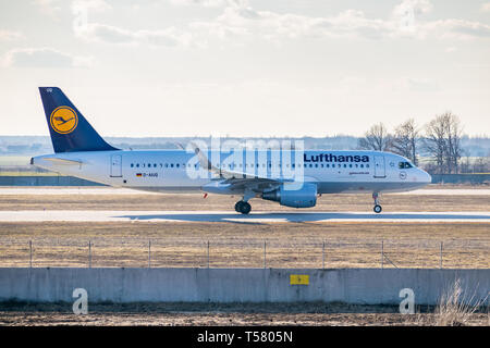 Kiev, Ucraina - 17 Marzo 2019: Lufthansa Airbus A320 di rullaggio sulla pista dell'aeroporto Foto Stock