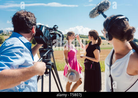 Riprese video con equipaggio, make up artist e il modello Foto Stock