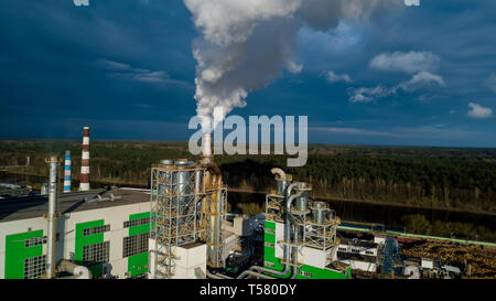 Fumo di ciminiere. Concetto di inquinamento ambientale Foto Stock