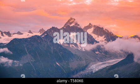 Nuvoloso Tramonto iconico Mont-Blanc gamma di montagne e ghiacciai Foto Stock