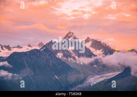 Nuvoloso Tramonto iconico Mont-Blanc gamma di montagne e ghiacciai Foto Stock