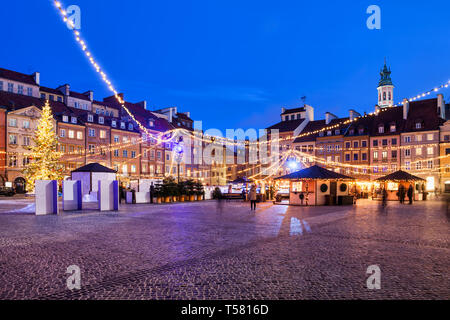 Città di Varsavia in Polonia, case in Piazza del Mercato nella Città Vecchia di notte con illuminazione natalizia. Foto Stock