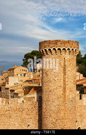 Con il muro di fortificazione della torre in Tossa de Mar città in Catalogna, Spagna, fortificata mura medievali della città vecchia (Vila Vella). Foto Stock