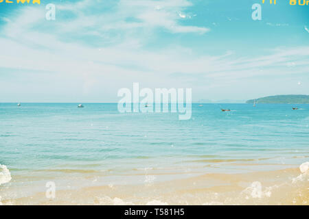 Spiaggia tropicale e il mare delle Andamane, retro stilizzati e tonica Foto Stock