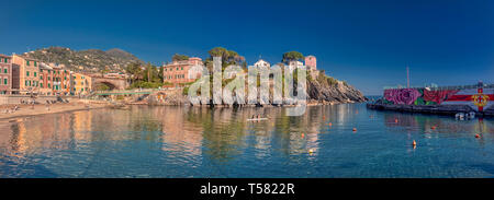 Porto tranquillo scena nel porticciolo di Nervi, Liguria Italia sulla Riviera Italiana, con riflessioni di colorati edifici sul lungomare sulla wate Foto Stock