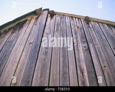 Capanna di legno con tetto blu cielo Closeup Foto Stock