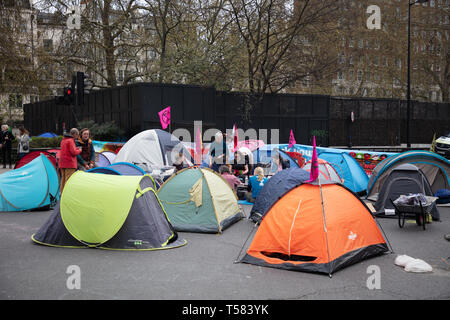 Molte tende si sono viste vicine durante una protesta della ribellione dell'estinzione a Marble Arch London. Foto Stock
