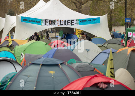 Molte tende si sono viste vicine durante una protesta della ribellione dell'estinzione. Foto Stock