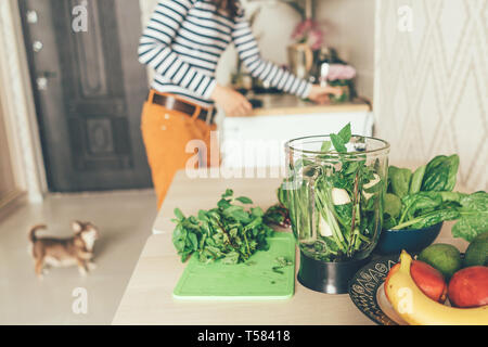 Sul tavolo sono vari ortaggi e frutta per frullati Foto Stock