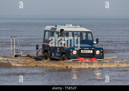 Bagnino off-Road Beach & Trail pattuglia veicolo di salvataggio H M guardie costiere Land rover, con scarico di snorkeling, bagnini e equipaggio di bagnino unire le forze in esercizi di salvataggio in mare a Blackpool, Regno Unito Foto Stock