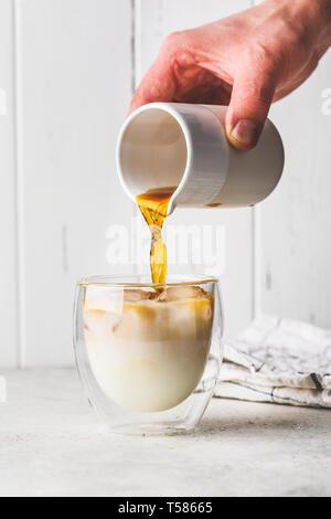 Ice caffè con latte in un bicchiere. Ice cappuccino con latte di soia. Foto Stock