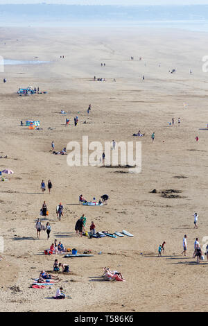 I turisti su Saunton sands beach in North Devon durante la Pasqua 2019 onda di calore Foto Stock