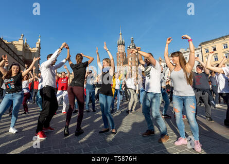 Cracow Polonia - Marzo 30, 2019: International Flashmob Giorno della rueda de casino. Diverse centinaia di persone di danza ritmi ispanica nella piazza principale di Foto Stock