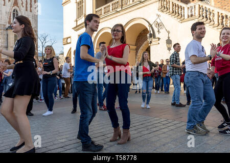 Cracow Polonia - Marzo 30, 2019: International Flashmob Giorno della rueda de casino. Diverse centinaia di persone di danza ritmi ispanica nella piazza principale di Foto Stock