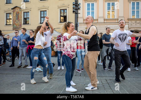 Cracow Polonia - Marzo 30, 2019: International Flashmob Giorno della rueda de casino. Diverse centinaia di persone di danza ritmi ispanica nella piazza principale di Foto Stock