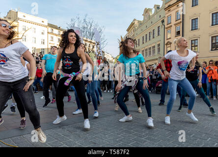 Cracow Polonia - Marzo 30, 2019: International Flashmob Giorno della rueda de casino. Diverse centinaia di persone di danza ritmi ispanica nella piazza principale di Foto Stock