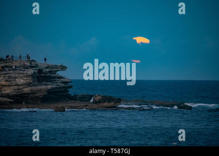 Full Moon Rising oltre la spiaggia di Bondi, Sydney, Australia Foto Stock