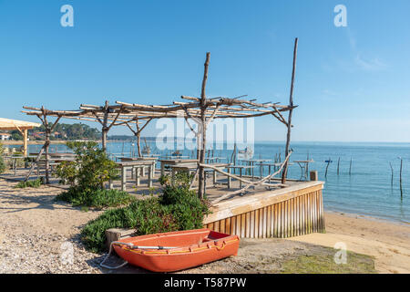 La baia di Arcachon (Francia), terrazza di un rifugio di ostriche nel villaggio di ostrica di l'herbe vicino a Cap Ferret Foto Stock