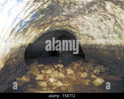 Parzialmente allagato le grotte sotterranee catacomba. viaggio metropolitana attraverso tunnel Foto Stock