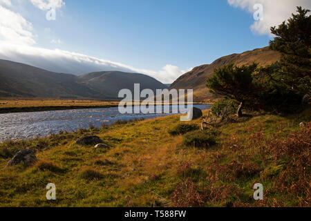 Fiume Findhorn e montagne nella gamma Monadhliath, Strathdearn, regione delle Highlands, Scotland, Regno Unito, ottobre 2018 Foto Stock