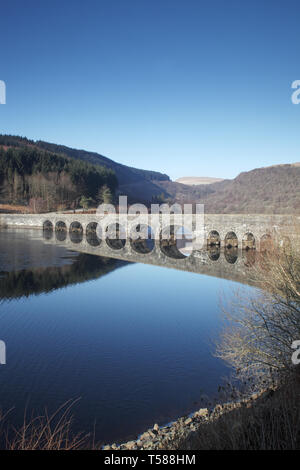 Caban-coch serbatoio e ponte a Valle Claerwen Powys Galles Regno Unito Foto Stock